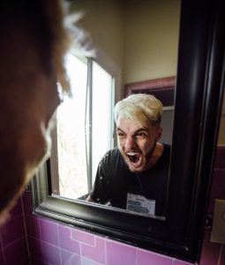 screaming-in-mirror